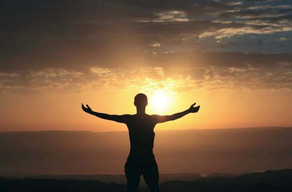 眼是一把尺，量人先量己